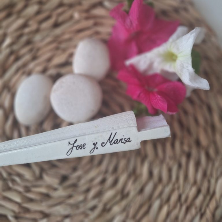 Abanico blanco personalizado con nombres de los novios, detalle para invitadas